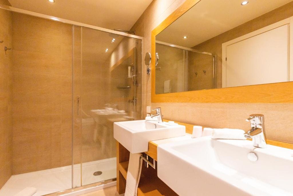 Panorama Suite with Lake View room - Image 3
