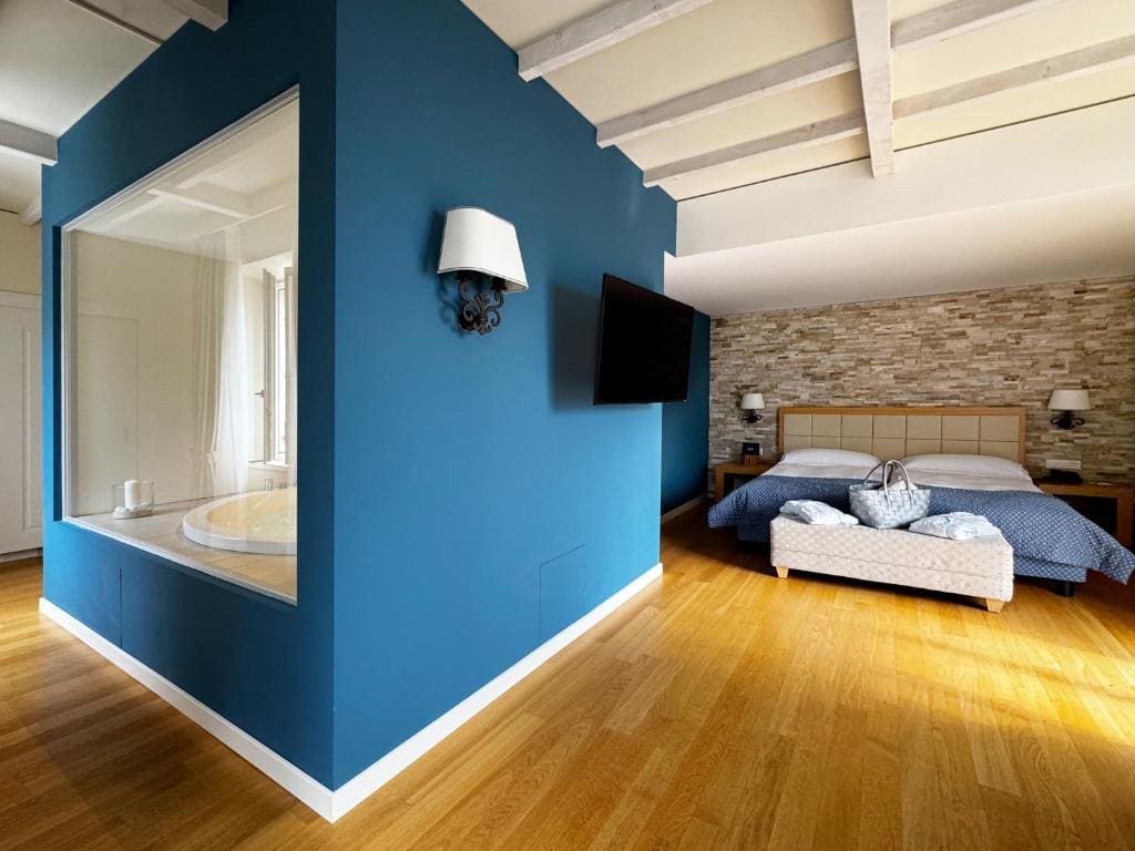 Suite with Hot Tub room - Image 2