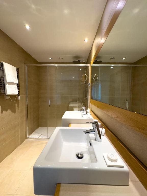 Suite with Hot Tub room - Image 3