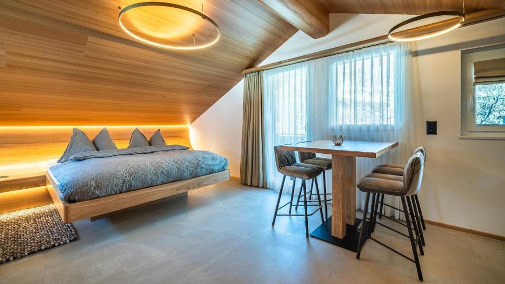Junior Suite with Balcony room - Image 2