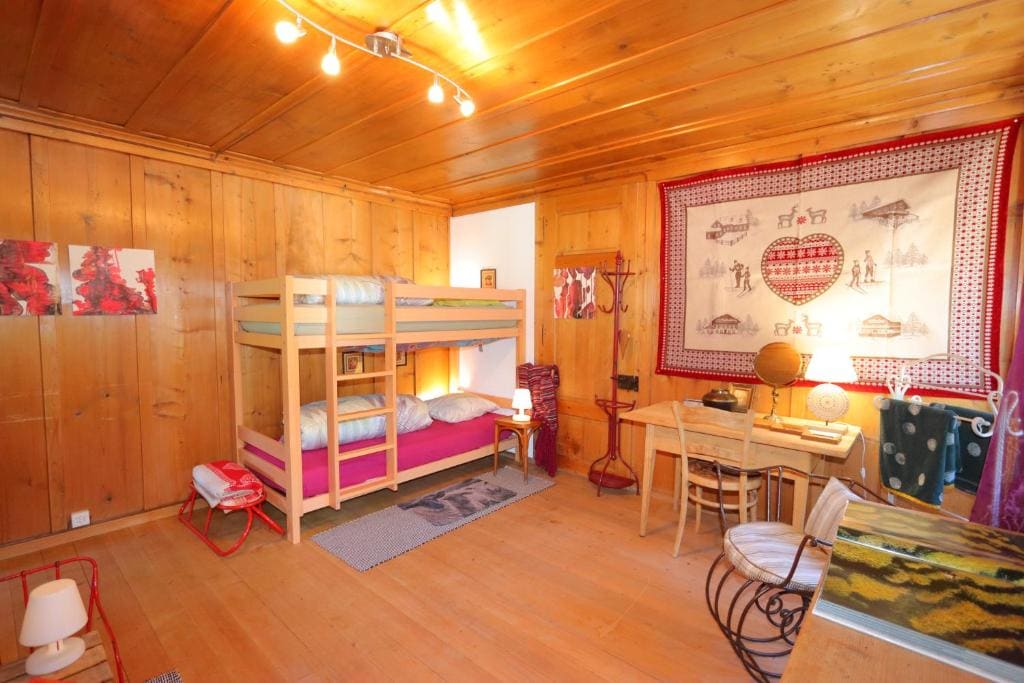 Family Room with Mountain View room - Image 3