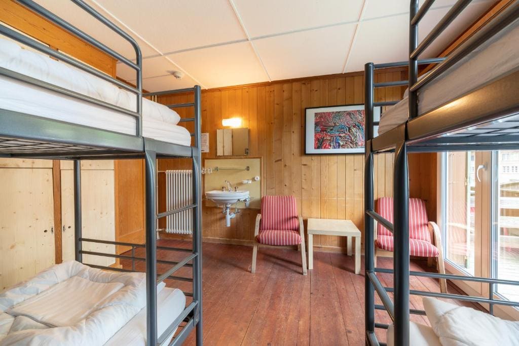 Family Room with Shared Bathroom and Mountain View room - Image 2