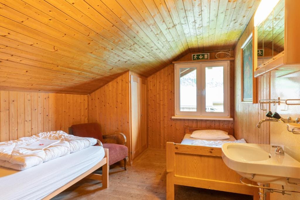 Twin Room with Shared Bathroom and Mountain View room - Image 3
