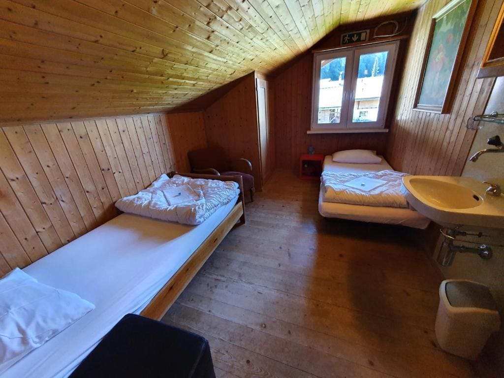 Twin Room with Shared Bathroom and Mountain View room - Image 2