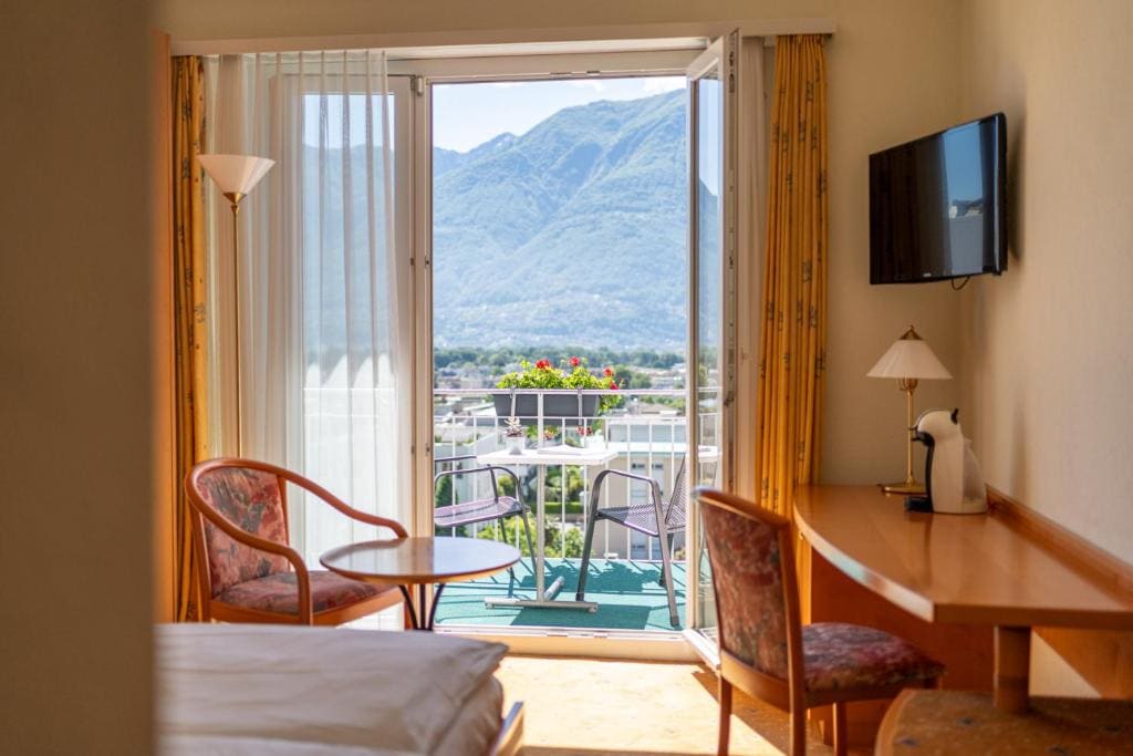 Superior Panorama Double Room with Balcony Lake view room - Image 2