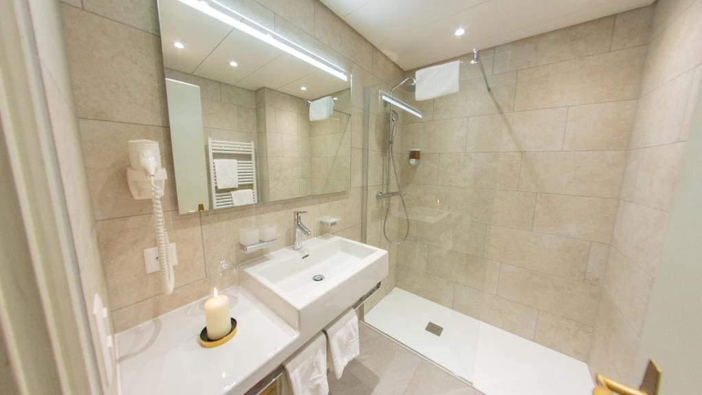 Superior Panorama Double Room with Balcony Lake view room - Image 3