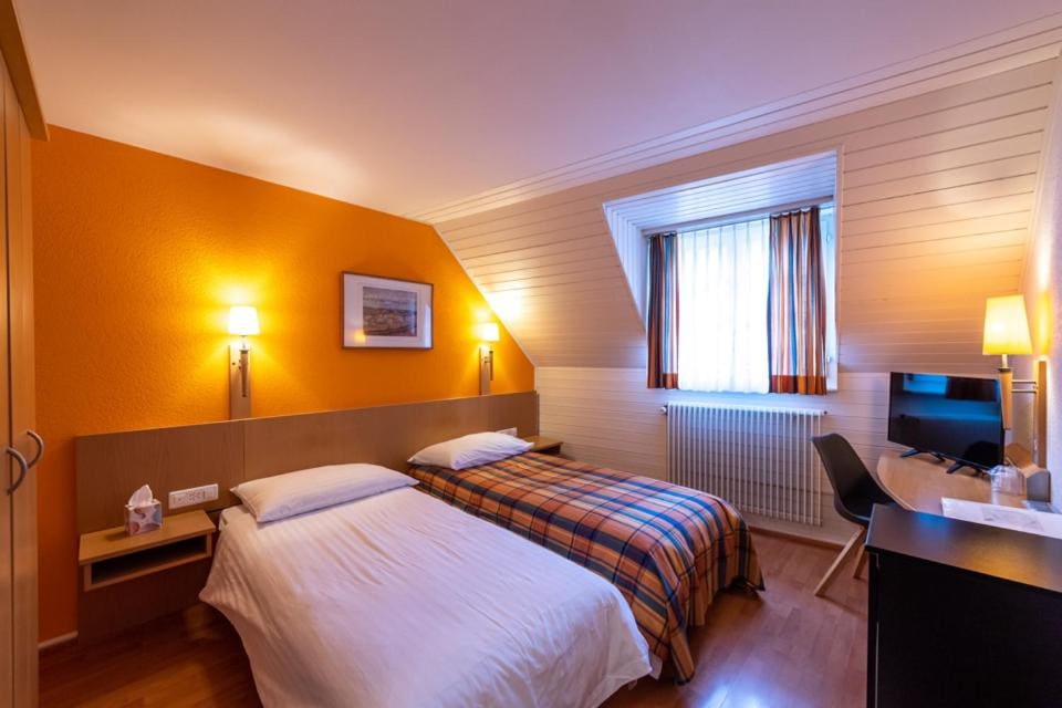 Standard Twin Room room - Image 3