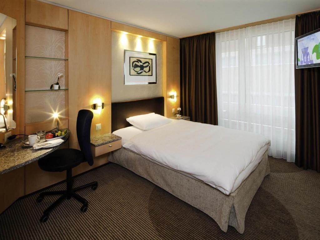 Classic Queen Room room - Image 1