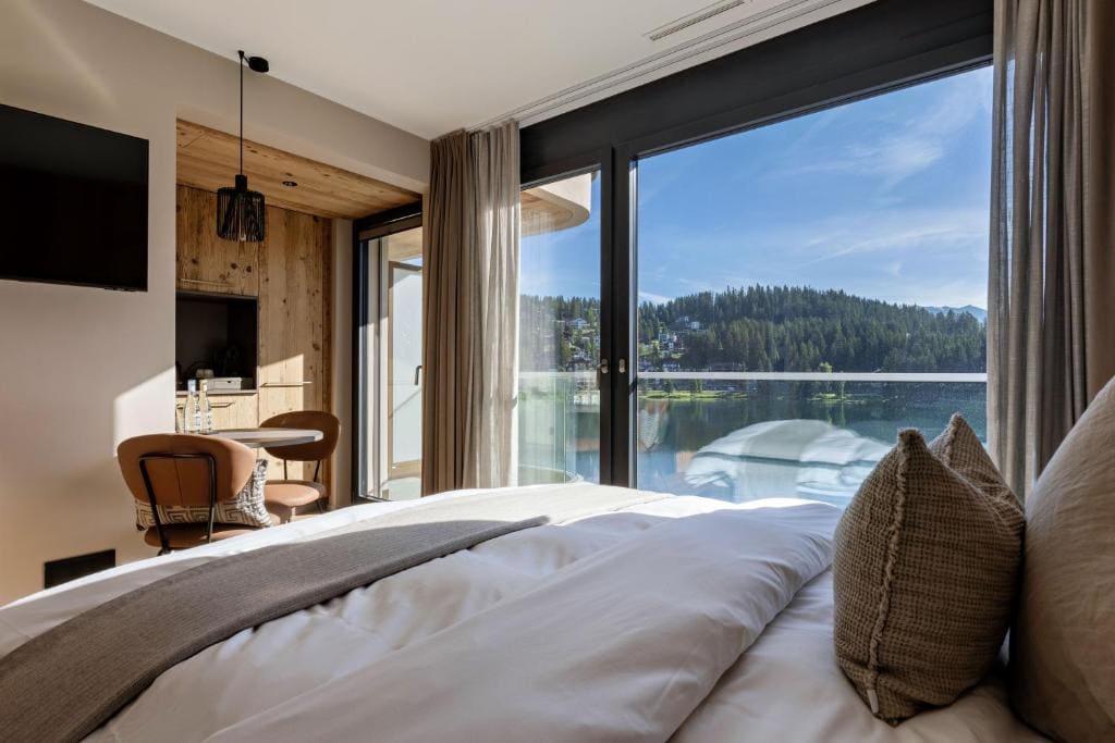 Lake View Deluxe Room room - Image 1