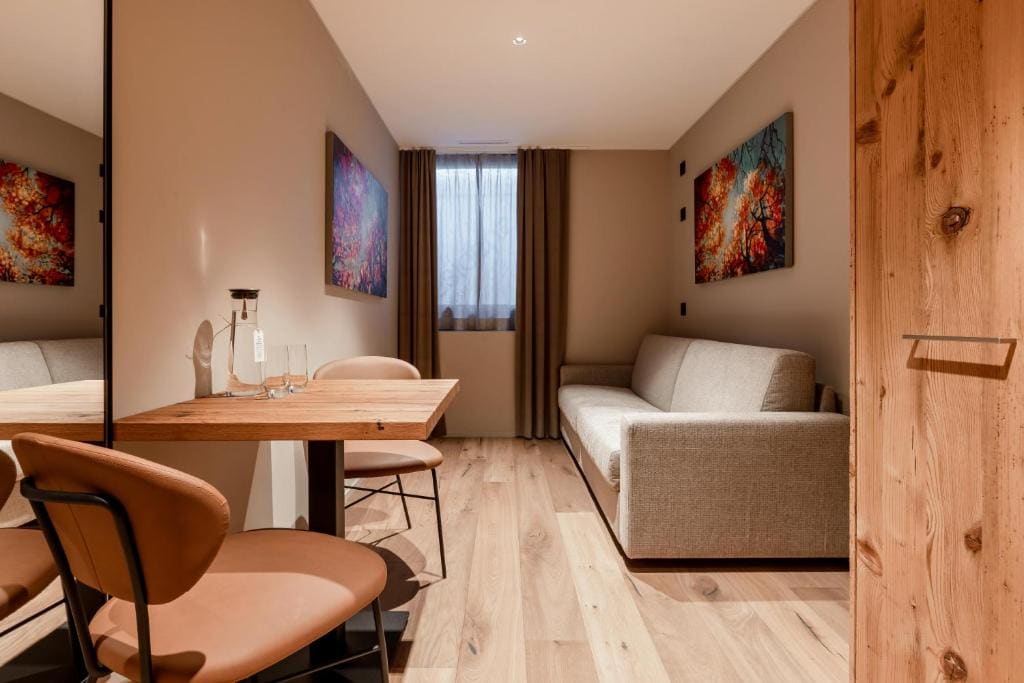 Street View 2-Bedroom Suite room - Image 3