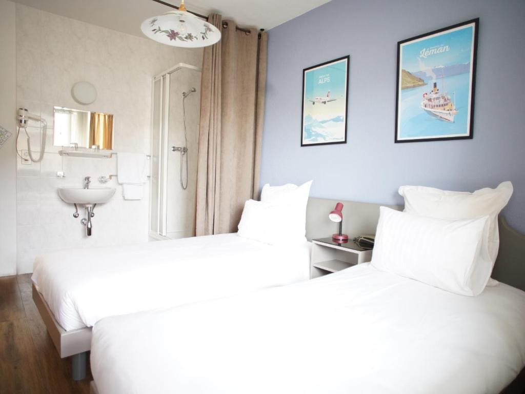 Single Room with Shared Shower and Toilet room - Image 2
