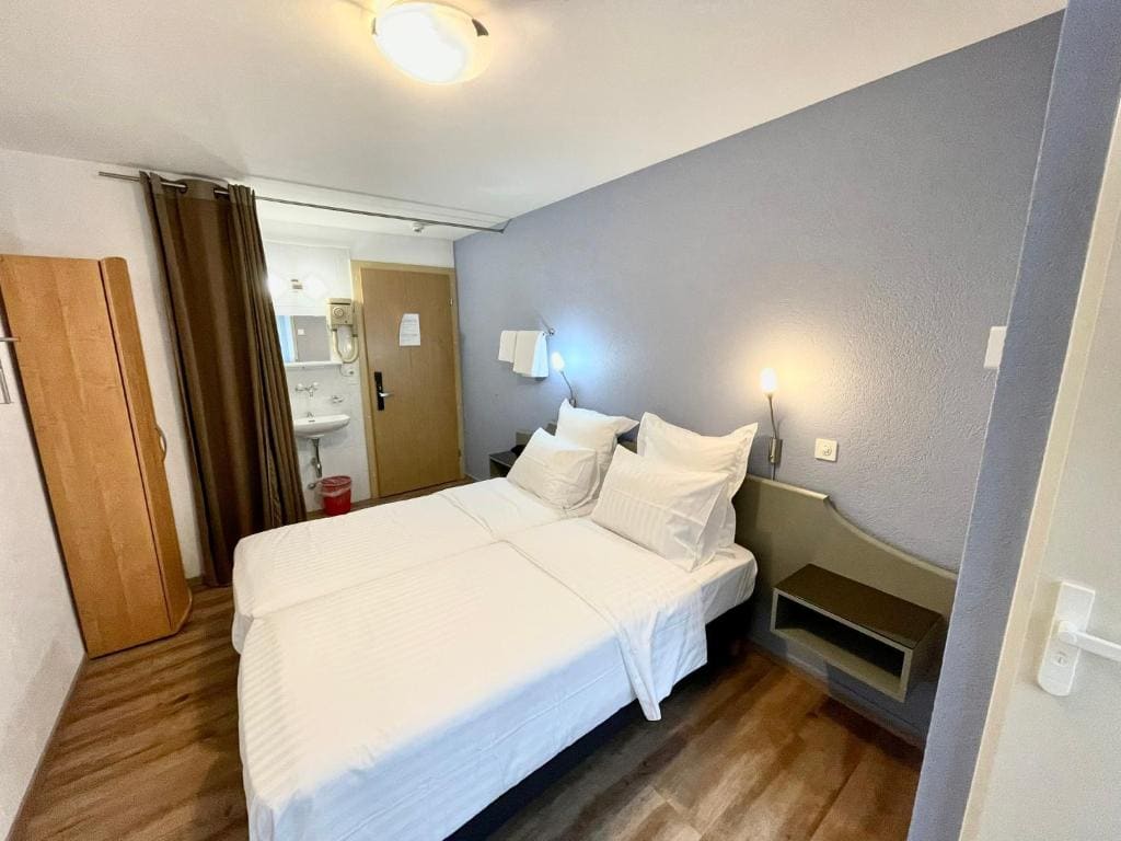Standard Double or Twin Room room - Image 1