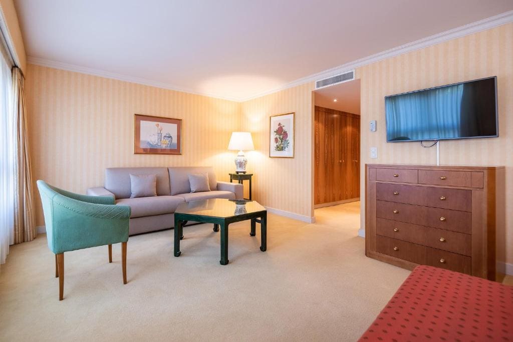 Executive Suite with Balcony and Lake View room - Image 2