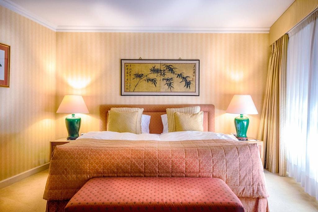 Executive Suite with Balcony and Lake View room - Image 1