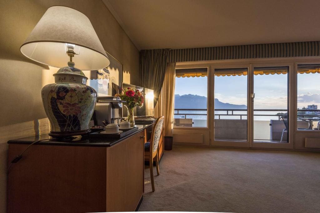 Deluxe Double Room with Balcony - Park and Lake or Lake View room - Image 3
