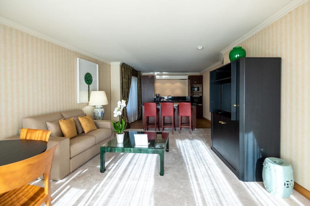 Presidential Suite with Lake View and Terrace room - Image 2