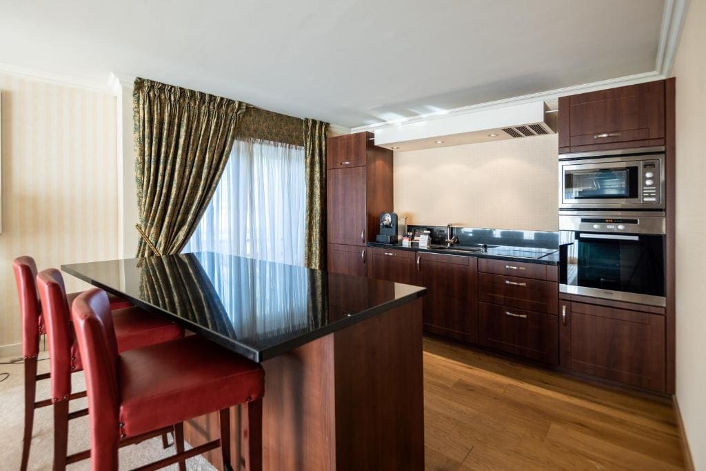Presidential Suite with Lake View and Terrace room - Image 3