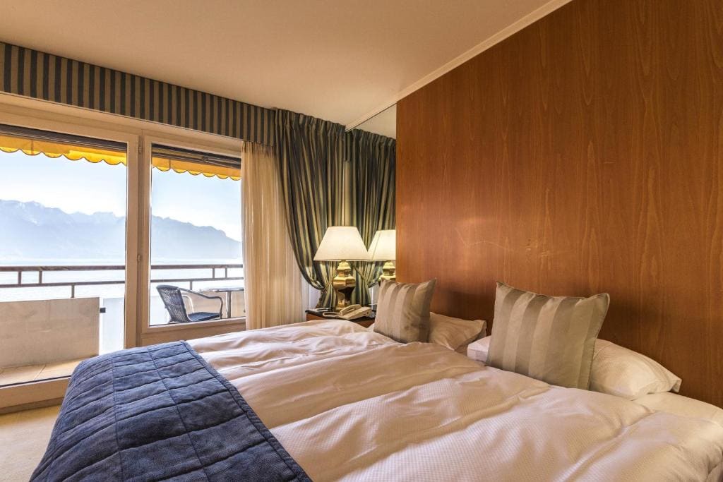 Deluxe Double Room with Balcony - Park and Lake or Lake View room - Image 2