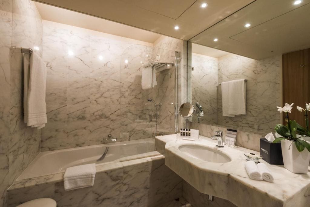 Executive Suite with Balcony and Lake View room - Image 3