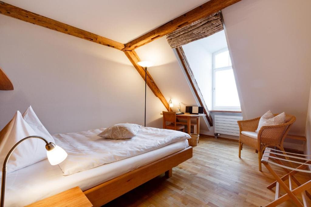 Single Room with Lake View room - Image 2