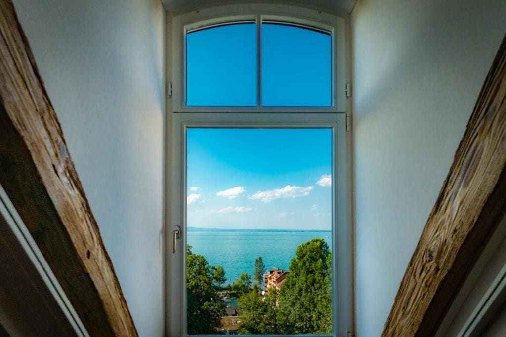 Single Room with Lake View room - Image 1