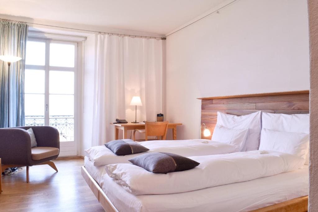 Double Room with Lake View room - Image 2