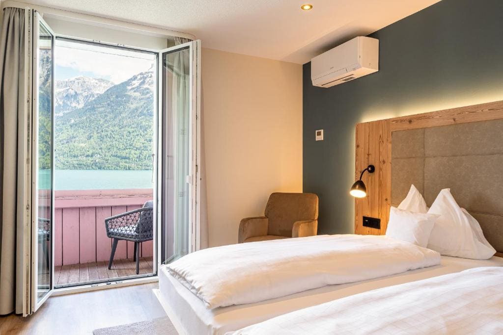 Junior Suite with Balcony - Lake view room - Image 3