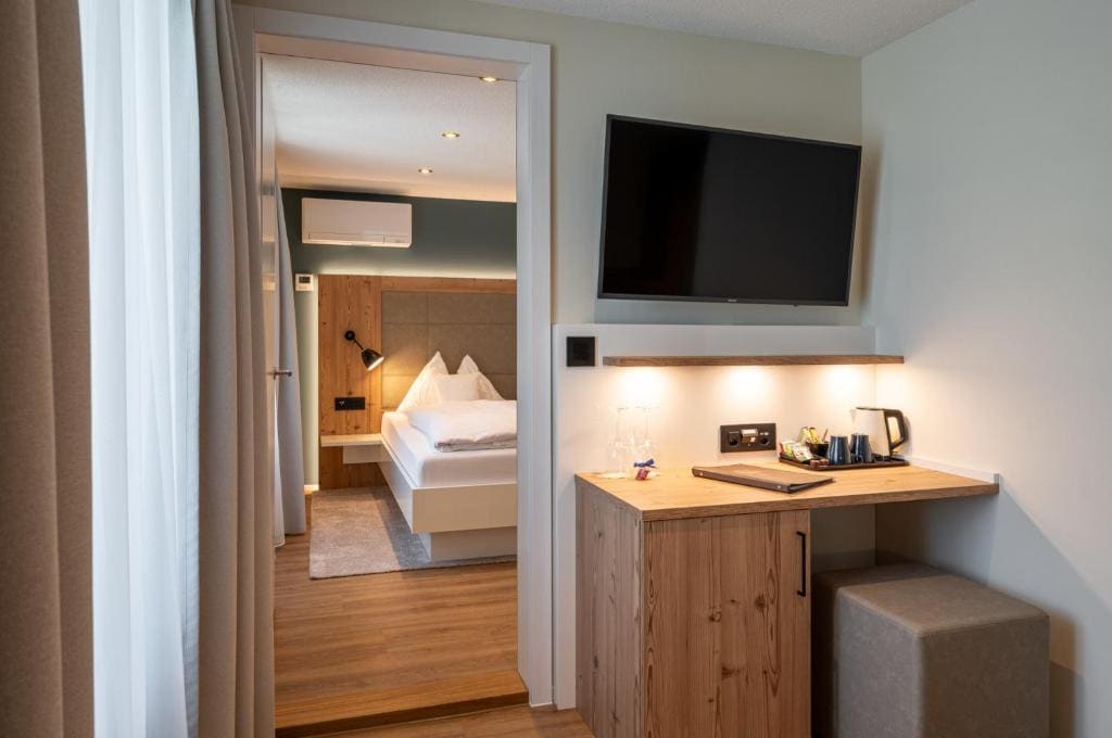Junior Suite with Balcony - Lake view room - Image 1