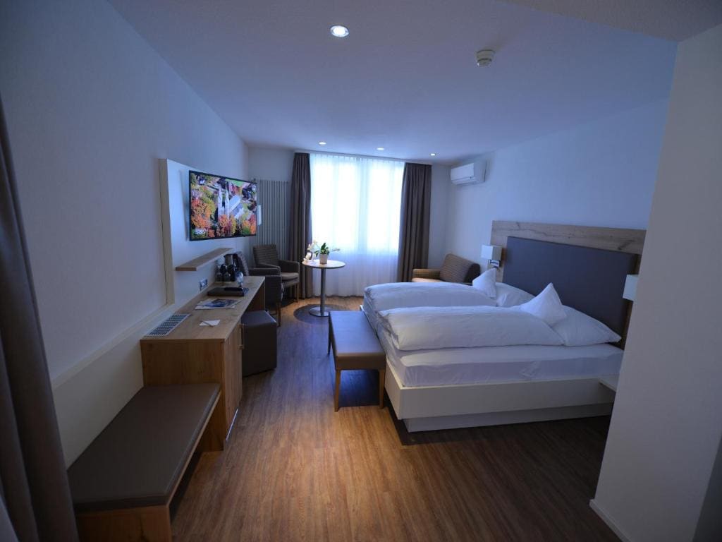 Superior Double Room Plus with Balcony and Lake View room - Image 3