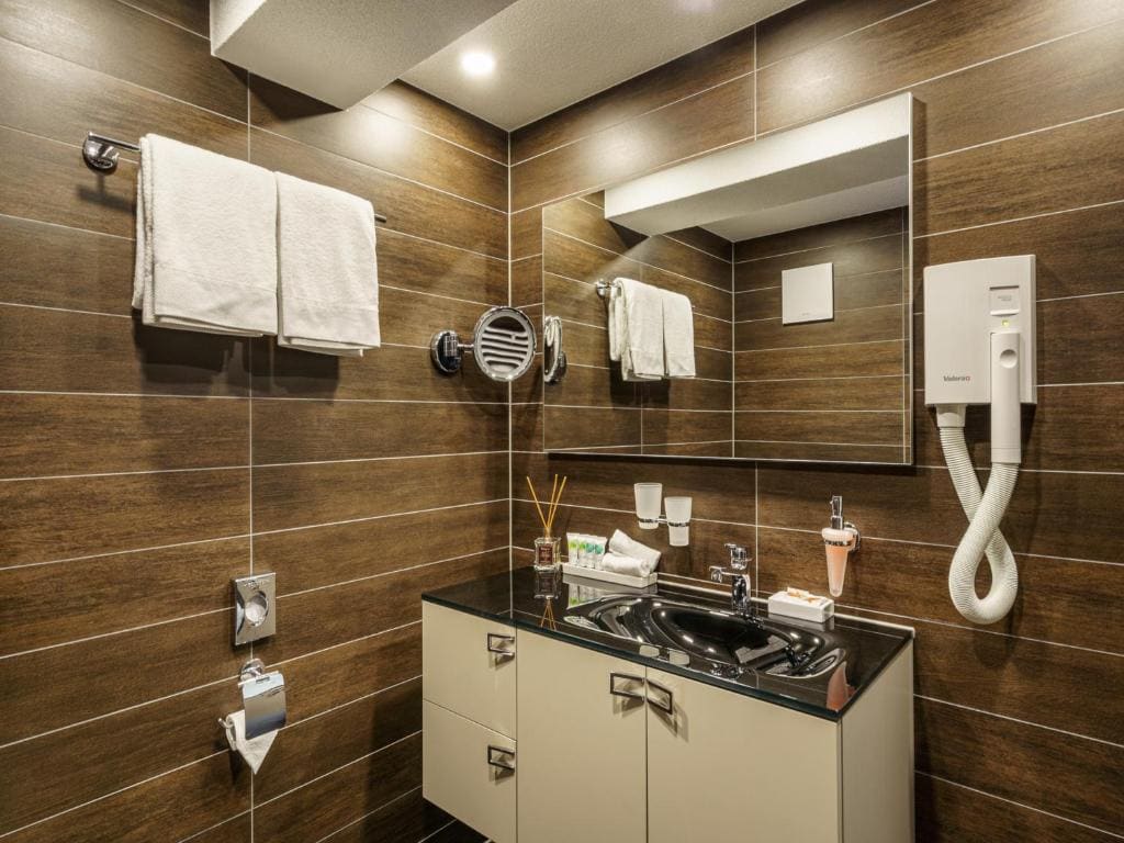 Superior Double Room Plus with Balcony and Lake View room - Image 1