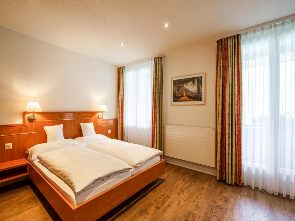 Superior Double Room with Balcony and Lake View room - Image 3