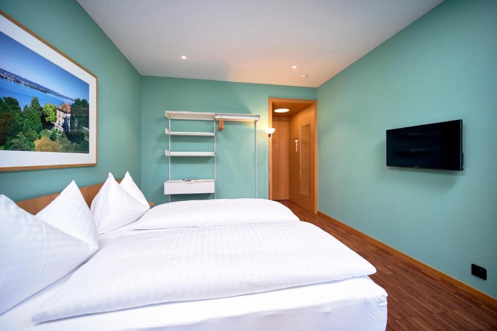 Double Room with Lake View room - Image 1