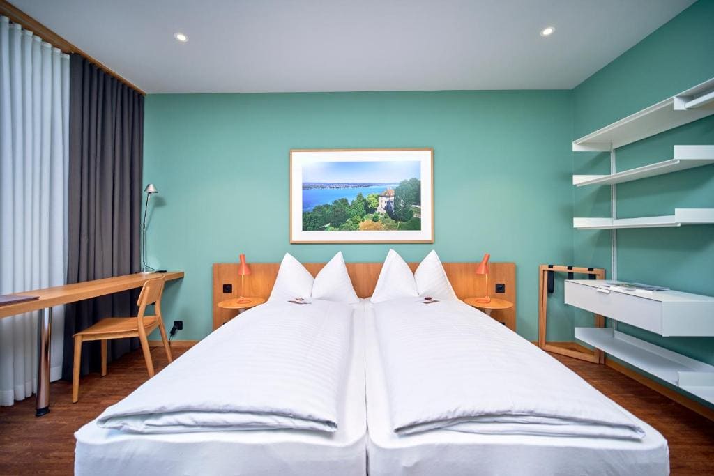 Double Room with Lake View room - Image 2