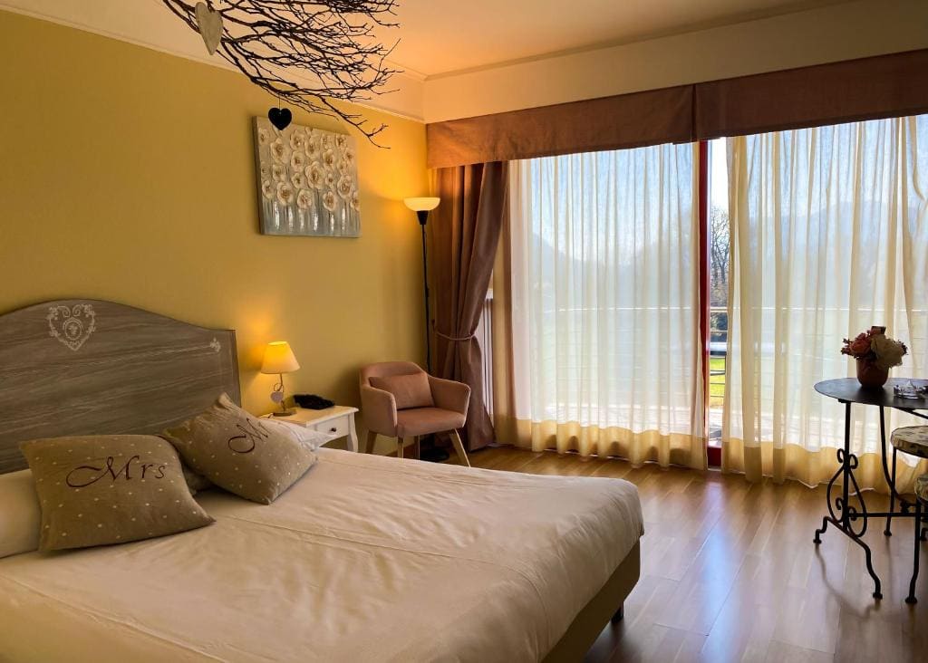 Deluxe Queen Room room - Image 2