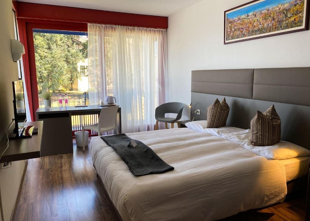 Double Room with Lake View room - Image 3
