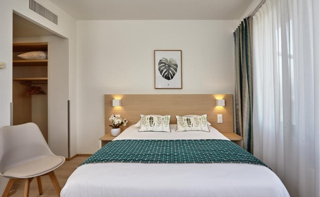 Single Room with Balcony room - Image 2