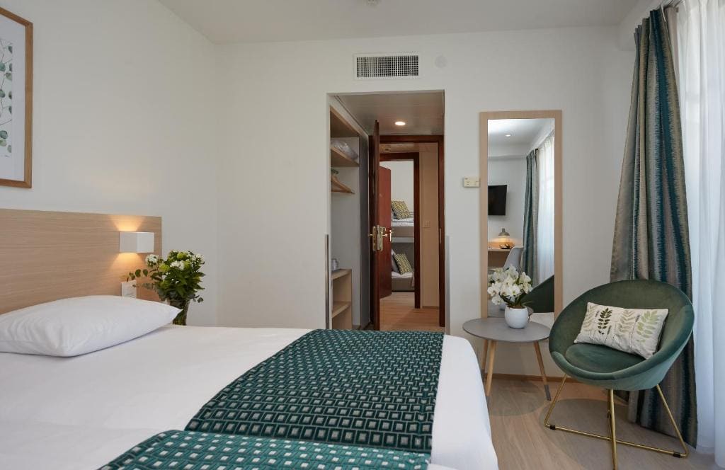 Family Room room - Image 2