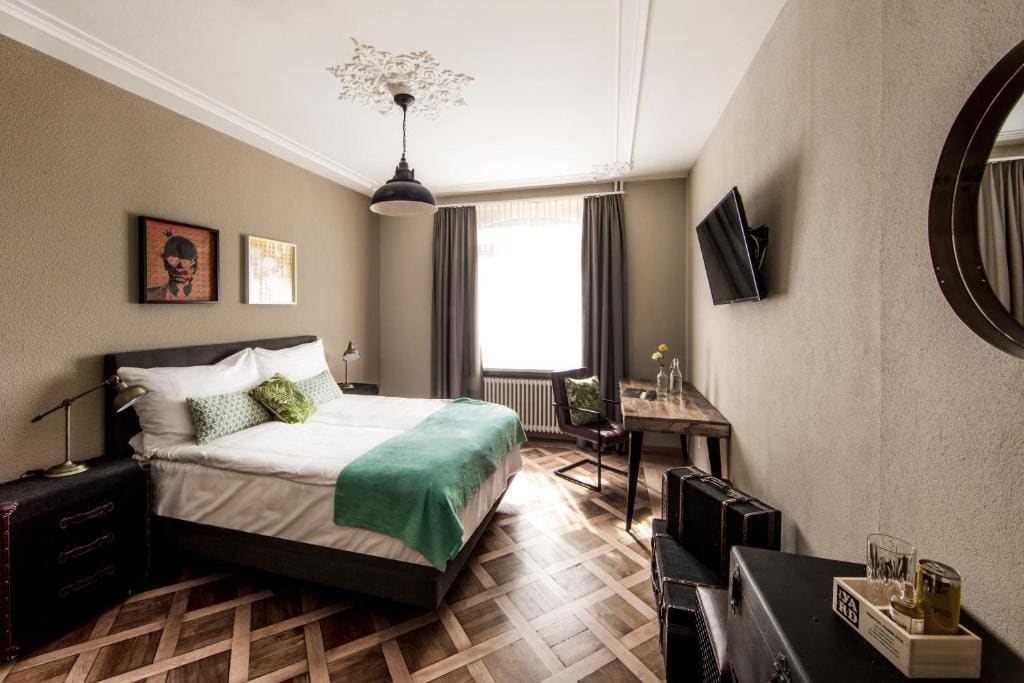 Studio Apartment with Kitchenette room - Image 2