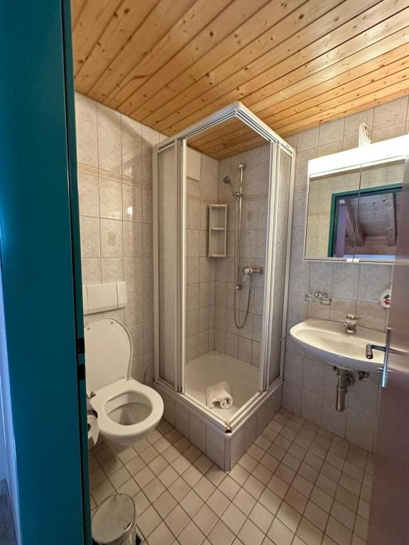 Family Room with Private Bathroom room - Image 3