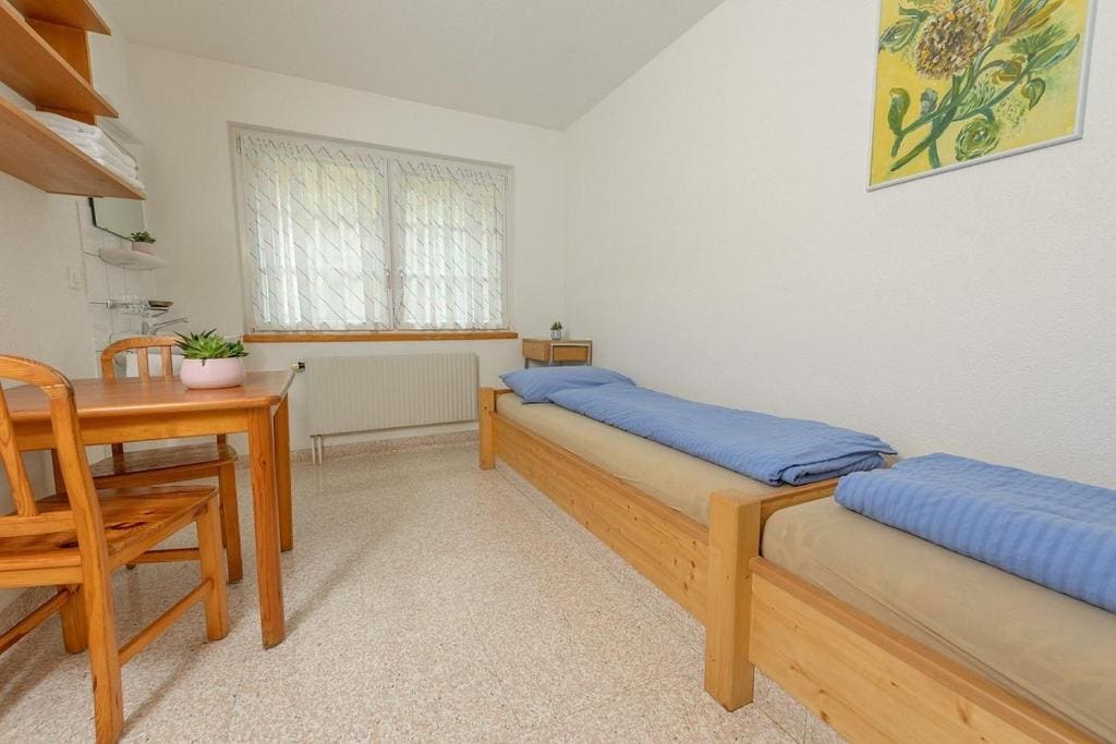 Standard Twin Room with Shared Bathroom room - Image 3