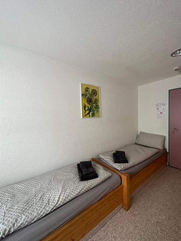Standard Twin Room with Shared Bathroom room - Image 2