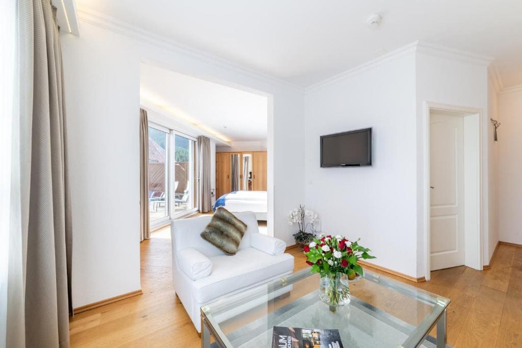Suite - partially with balcony room - Image 3