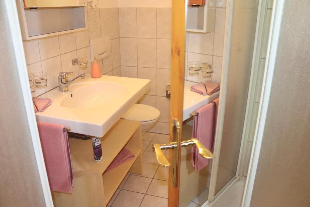 Double Room with Balcony room - Image 3