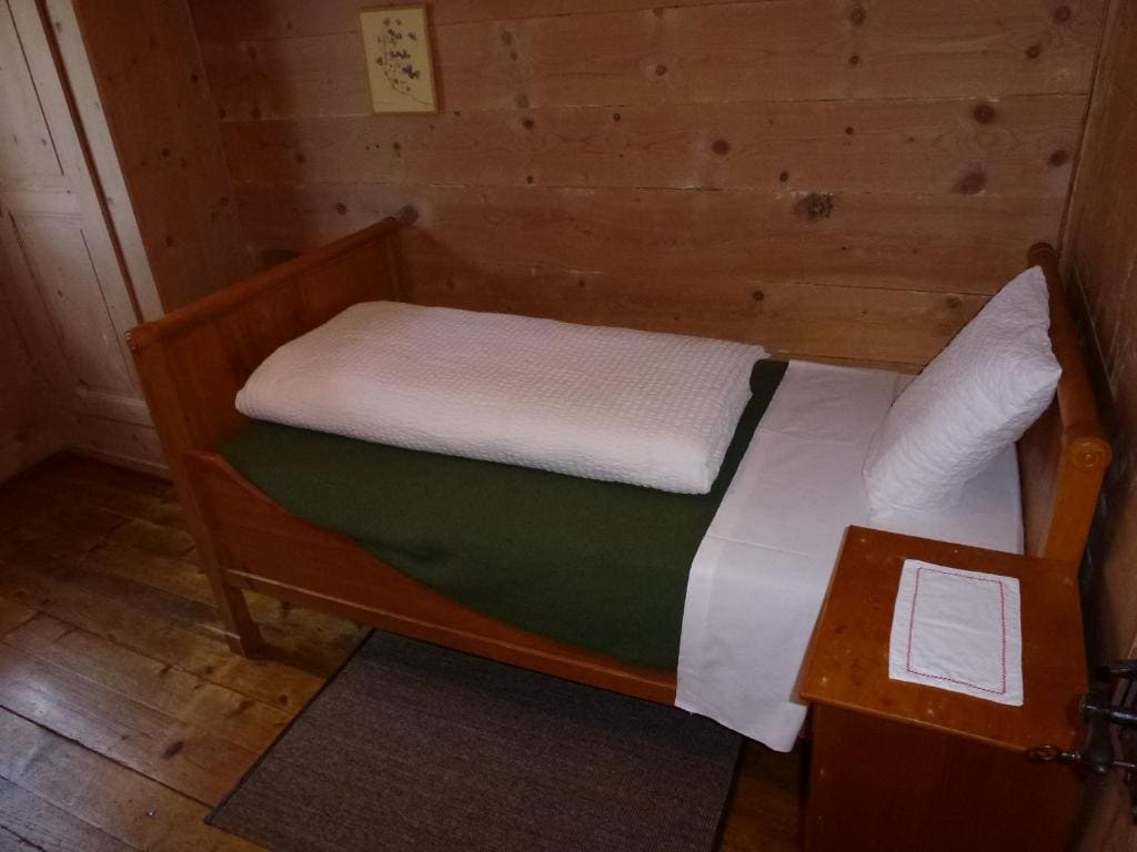 Single Room with Shared Bathroom room - Image 1
