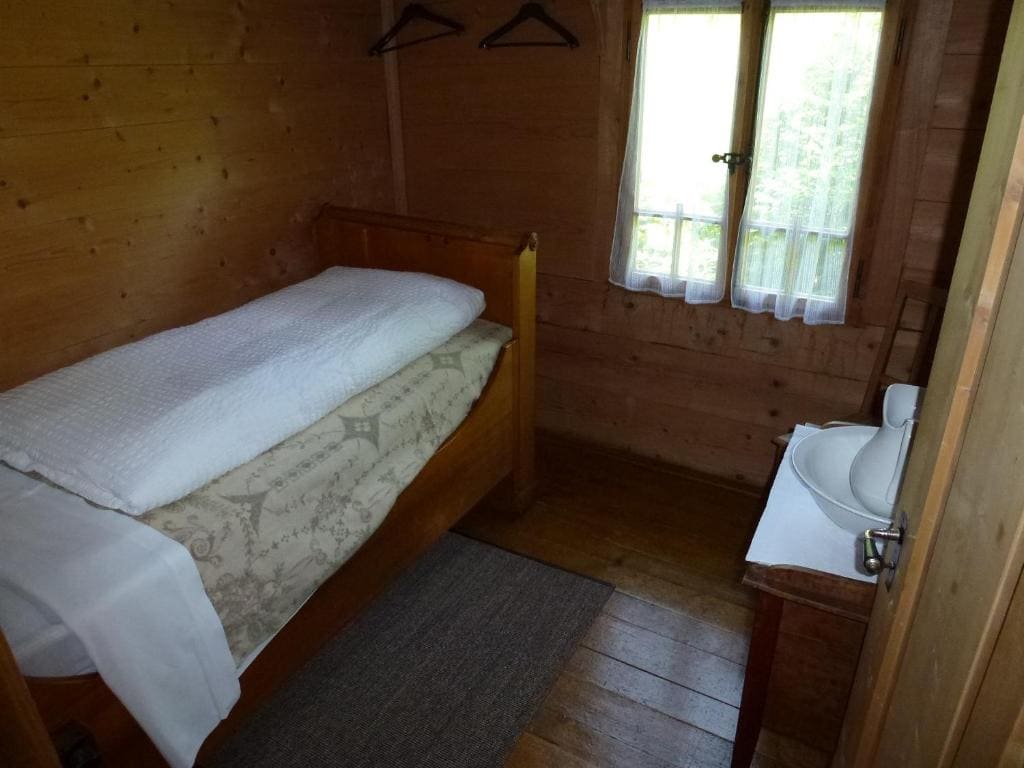 Single Room with Shared Bathroom room - Image 2