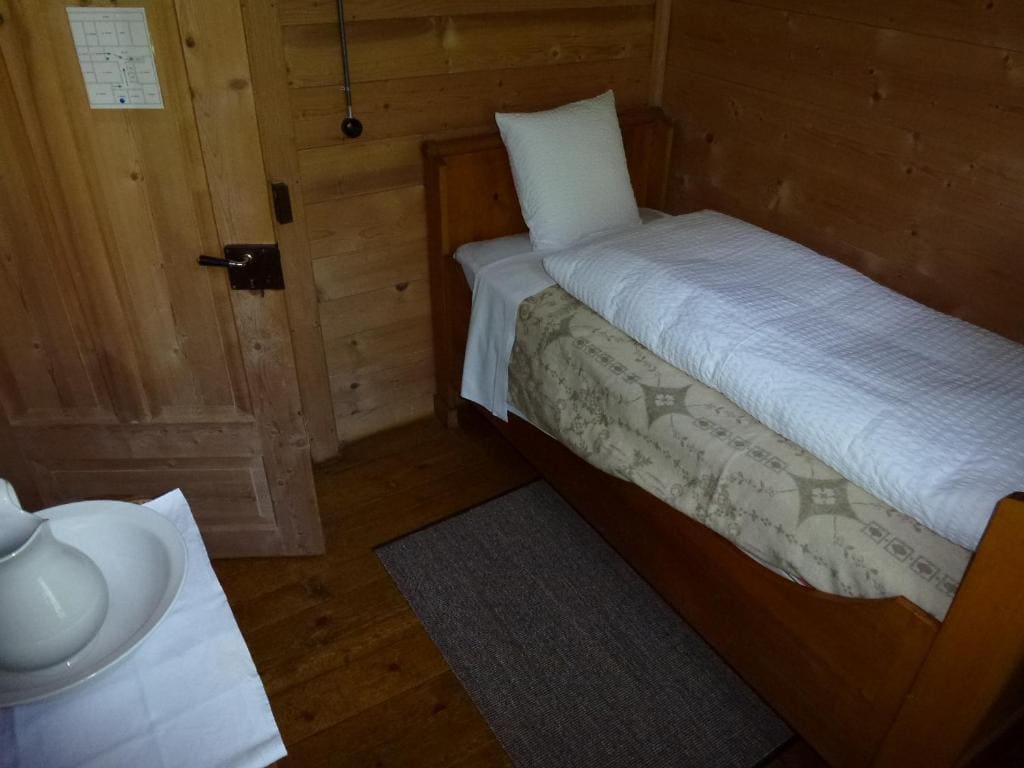 Single Room with Shared Bathroom room - Image 3