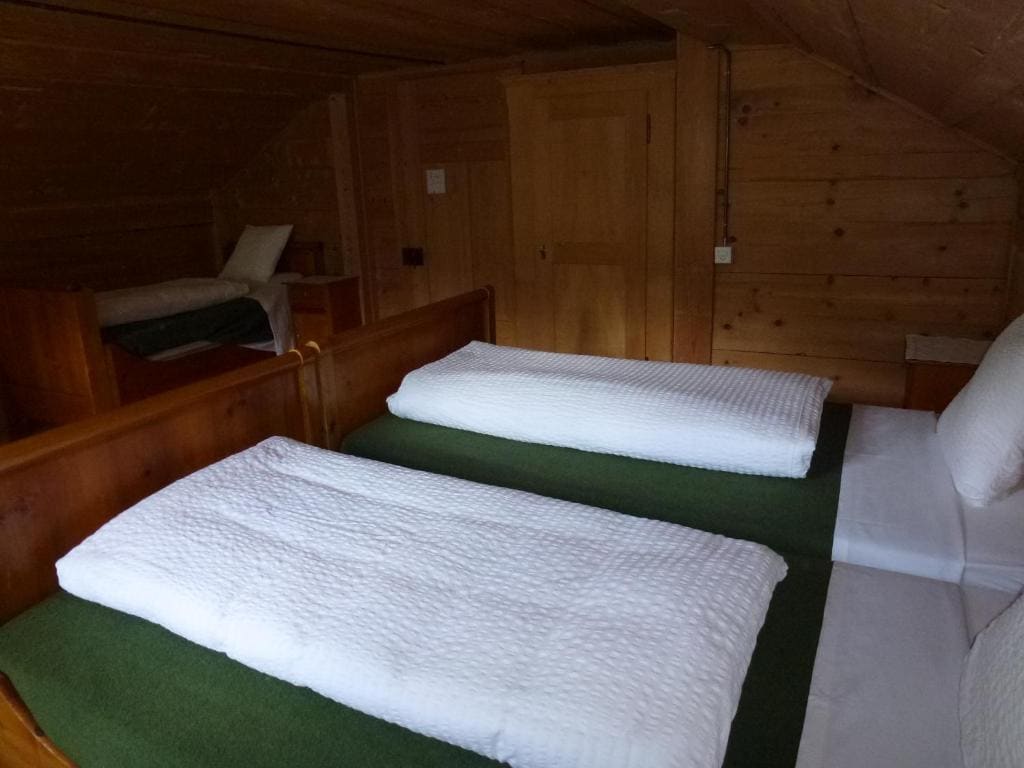 Triple Room with Shared Bathroom room - Image 3