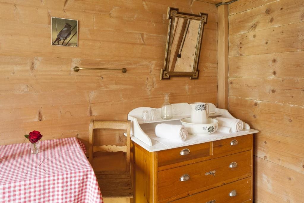 Twin Room with Shared Bathroom room - Image 2