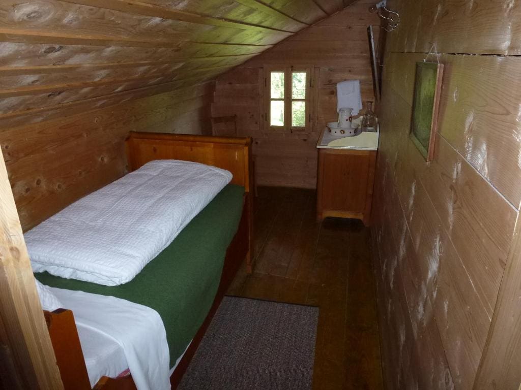 Twin Room with Shared Bathroom room - Image 3