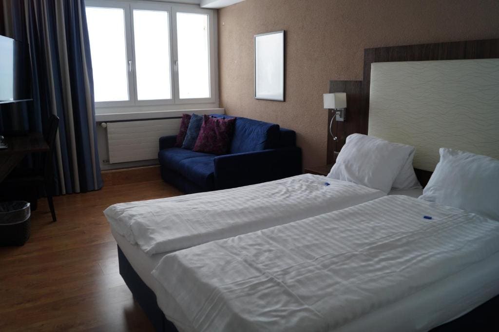 Double Room with Lake View room - Image 2